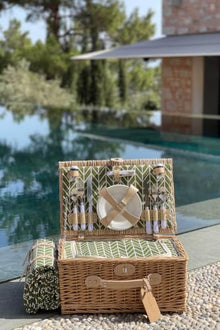 4 Person Picnic Basket Hand-Woven Wicker Picnic Set with Zigzag Lining and Insulated Compartment - 15.7 x 11 x 7.9 inches - Multicolor
