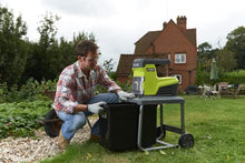 RYOBI - Bio-Crusher 220V, 3000W with Wheels - Ø max. Branch 45 mm, Rotation Inversion, Overload Protection, Collecting Tray 200 kg/h - Collection Tray 55L, Push Button - RSH3045U