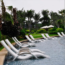 vnrutkou Outdoor Chaise Lounge Chair Set of 2, Sunbathing Chairs, PE Wicker Reclining Lounge Chair Patio Rattan Double Chaise with Arm for Outdoor Lounge Living Room Sand Patio Beach Pool (White)