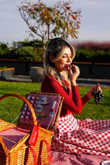 4 Person Handmade Wicker Picnic Basket Set Gingham Design with Insulated Compartment and water-resistant Blanket - Kahve rengi ve kırmızı