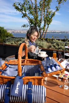 4 Person Handmade Wicker Picnic Basket Set Square Design with 59.1 x 59.1 in water-resistant Blanket - Kahve rengi ve mavi
