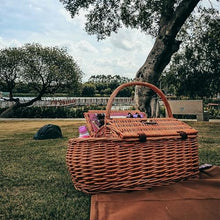 Wicker Picnic Basket for 2, Hand-Woven Willow Basket with Cutlery, 2 Compartments for Picnic, Camping & Outdoor Parties
